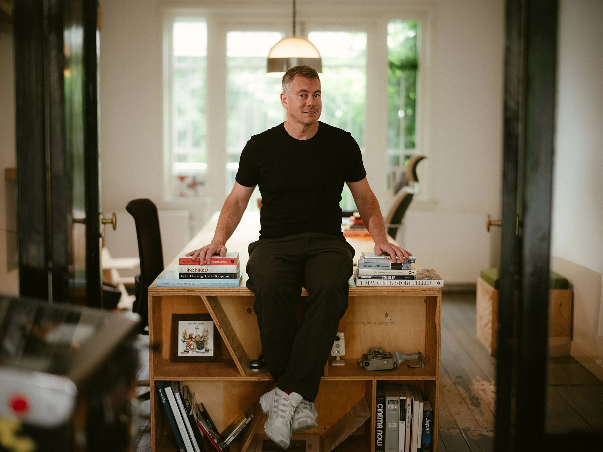 Michaël Dommershuijzen aan werktafel